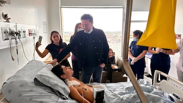El colombiano Andrés Cepeda canta a los pacientes del Hospital Militar de Bogotá