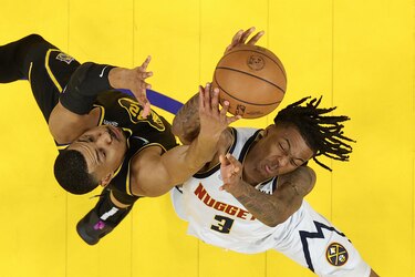 Warriors arrollan a Nuggets en arranque de playoffs de NBA; Wolves, Sixers y Jazz avanzan