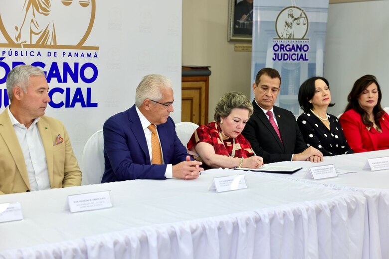 Presidente de la Corte Suprema suscribe la declaración de Chapultepec