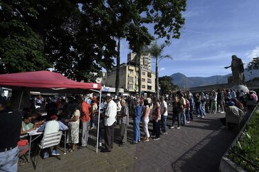 Rivales de Nicolás Maduro denuncian 'chantaje' del gobierno para movilizar votantes