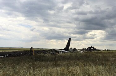 Rebeldes derriban avión en Ucrania; 49 muertos