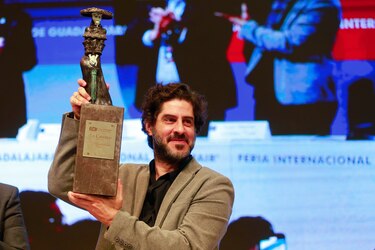 El caricaturista argentino Tute recibió el premio ‘La Catrina’ en la FIL mexicana