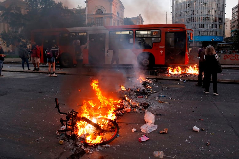 Santiago de Chile, en caos tras protestas por aumento de tarifa del Metro