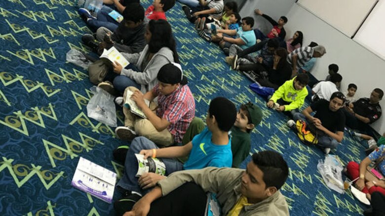 Histeria en el último día de la feria del libro por un 'youtuber'