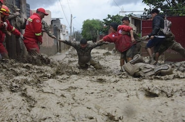 El desborde de un río inunda una población en Bolivia