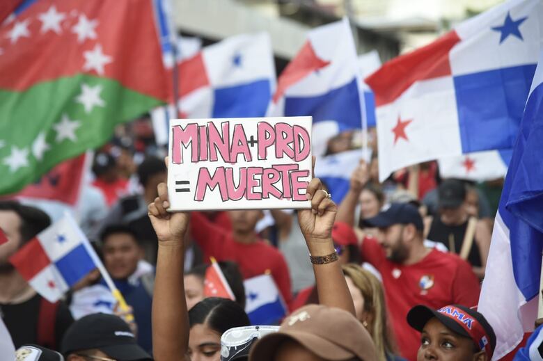 ‘¿Queremos consulta? ¡No!’, gritan miles de ciudadanos que marcharon a la Asamblea; antimotines los dispersa con gas lacrimógeno