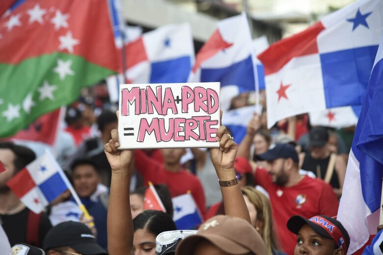 ‘¿Queremos consulta? ¡No!’, gritan miles de ciudadanos que marcharon a la Asamblea; antimotines los dispersa con gas lacrimógeno