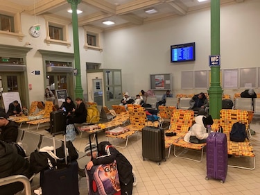 Refugiados de Ucrania acampan en una estación de tren de Polonia