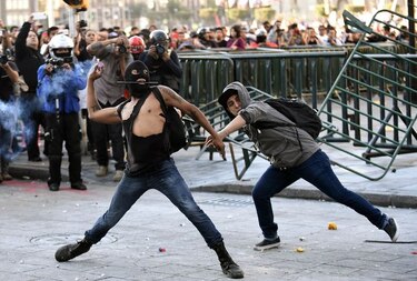 Manifestación en México concluye con enfrentamiento entre policías y encapuchados