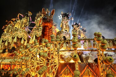 São Paulo le da su pistoletazo al carnaval con desfiles de samba y comparsas callejeras