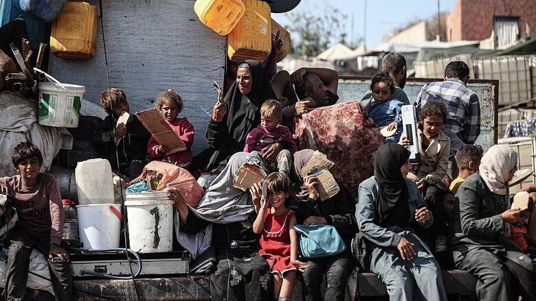 (Actualizada: 1)La historia detrás de la imagen viral de un niño palestino que lleva cargando a su hermanito tras ser desplazado en Gaza