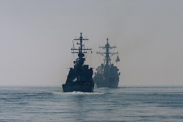 Buques de guerra de Estados Unidos e Israel realizan maniobras en el mar Rojo