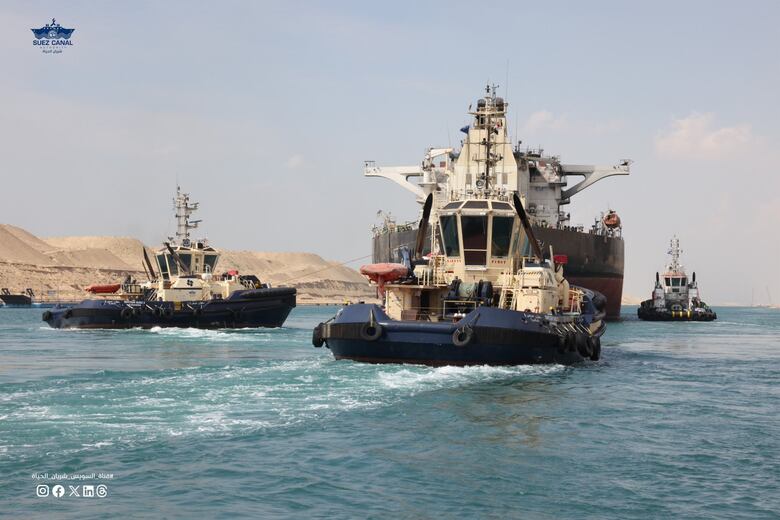 Remolcan con éxito por el canal de Suez el petrolero atacado por los hutíes en agosto