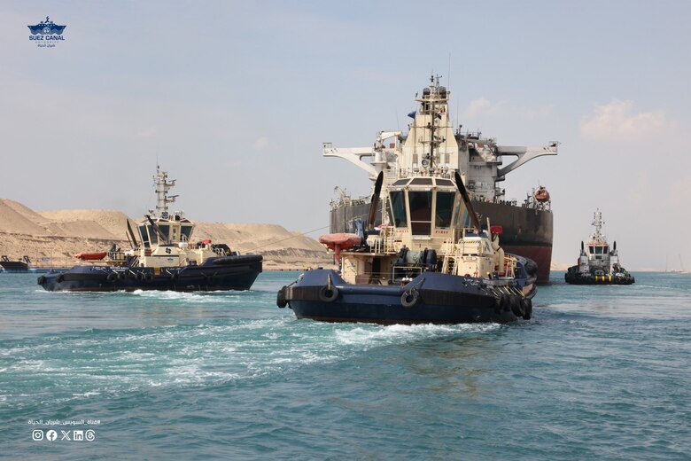 Remolcan con éxito por el canal de Suez el petrolero atacado por los hutíes en agosto