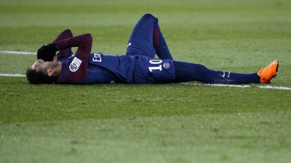 Neymar llega a Brasil para operación