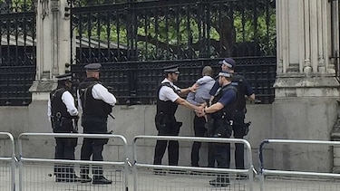 Detienen a un hombre con un cuchillo frente al Parlamento británico