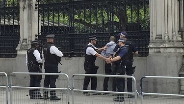Detienen a un hombre con un cuchillo frente al Parlamento británico