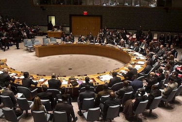París celebra la resolución de la ONU para cortar la financiación del EI