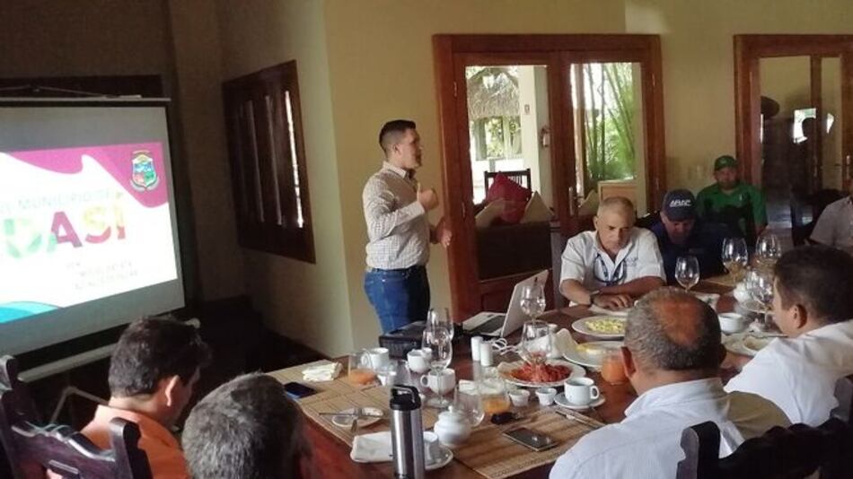 Funcionarios y comerciantes buscan cómo hacer sostenible el turismo en Pedasí