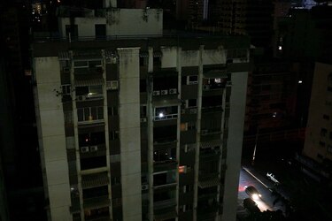 Maduro extienden por 24 horas más suspensión de actividades; Guaidó llama a protestas