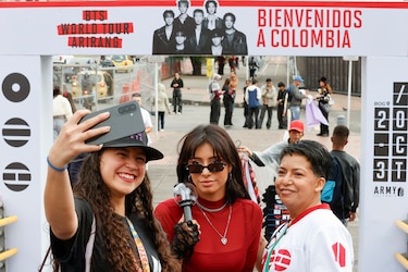 Poco alimento, lluvia y frío: la noche a la intemperie por concierto de BTS en Bogotá