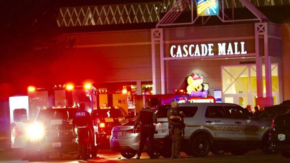 Policía: Cuatro muertos en balacera en centro comercial de Seattle