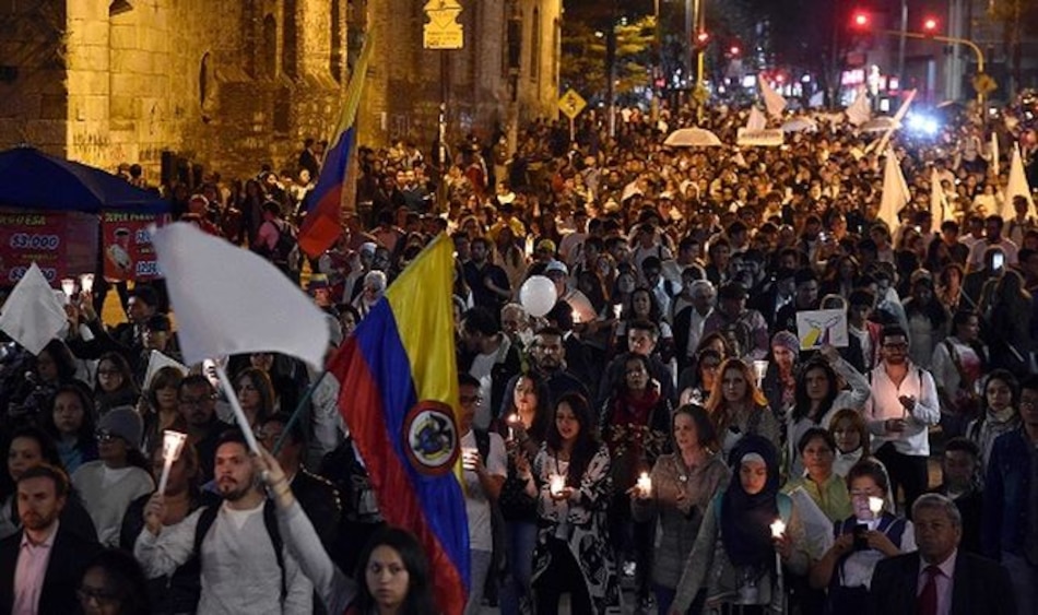 Decenas de miles marchan a favor de la paz en Colombia
