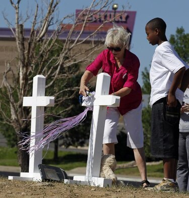 Familias rinden tributo a víctimas de masacre en Colorado