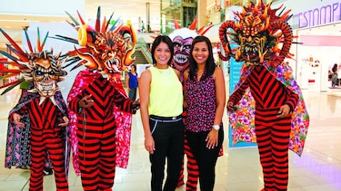Diablicos celebran el Carnaval en Metromall