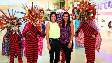 Diablicos celebran el Carnaval en Metromall