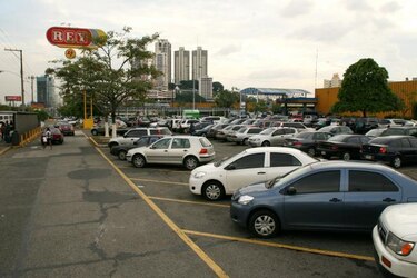 Propondrán dos horas gratuitas por uso de aparcamientos en centros comerciales
