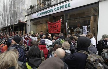 Activistas contra la evasión fiscal protestan contra Starbucks en Reino Unido