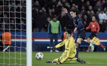 Edinson Cavani pone en ventaja al París Saint-Germain ante el Chelsea