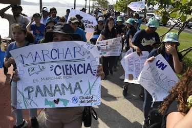 Unidos por la ciencia: la comunidad científica marcha por decisiones basadas en evidencia