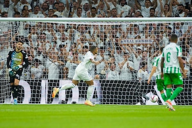 Valverde y Mbappé alejan al Madrid de la zozobra