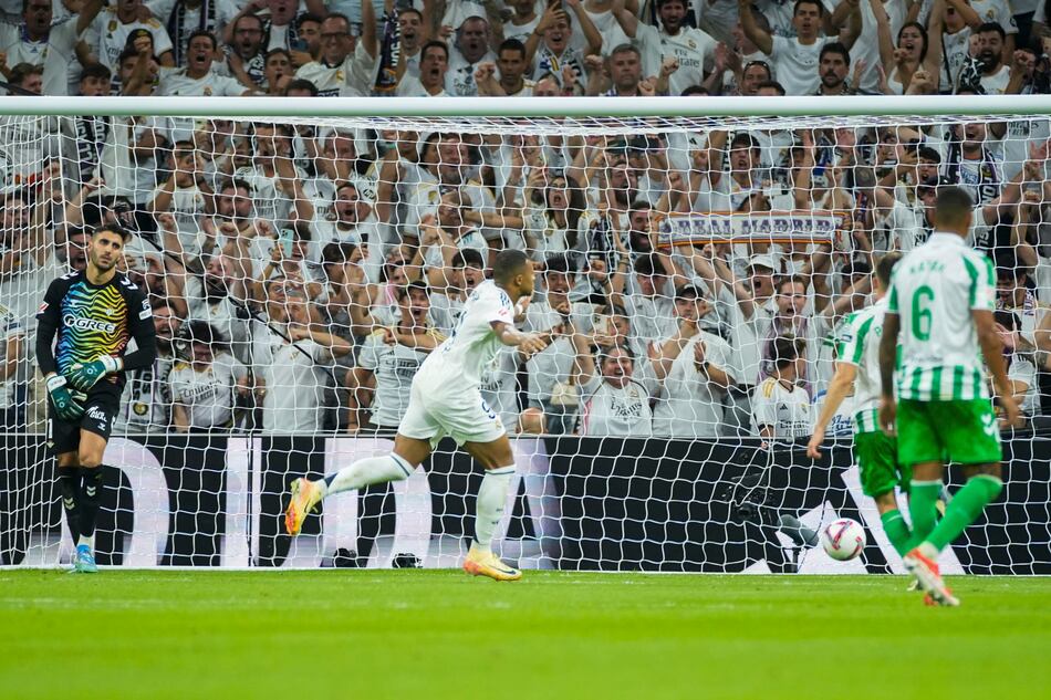 Valverde y Mbappé alejan al Madrid de la zozobra