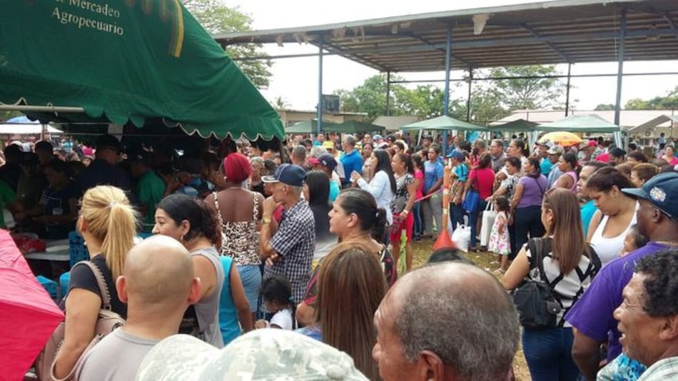 Largas filas en el último día de venta de jamones del IMA