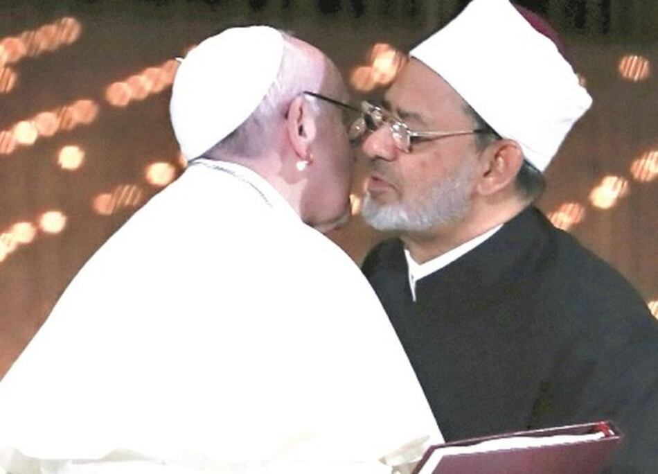 Histórica visita: el papa se reúne con líder del islam sunita