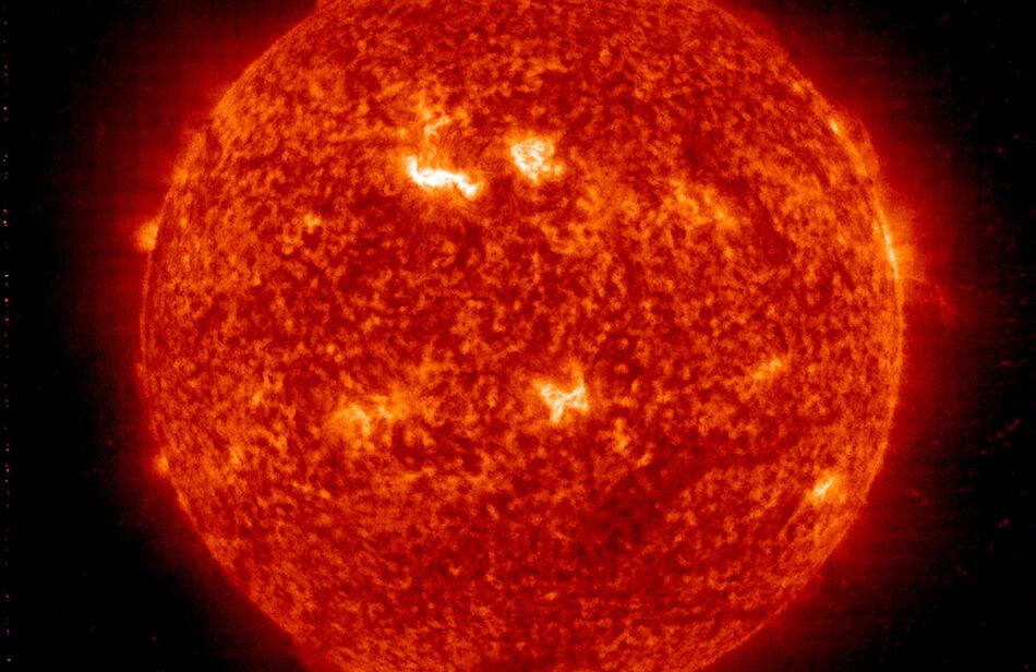 Crean modelo 2D para explicar puntos brillantes de la corona solar