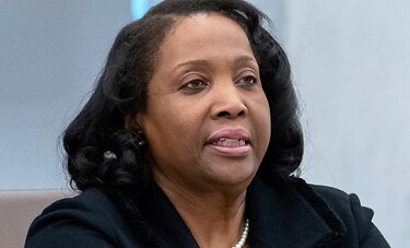 Jueza de Estados Unidos frena, por ahora, el despido de Lisa Cook de la Fed