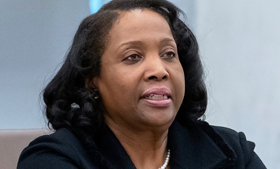 Jueza de Estados Unidos frena, por ahora, el despido de Lisa Cook de la Fed