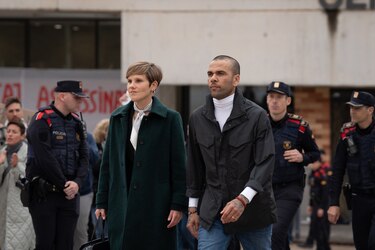 Dani Alves sale de prisión tras pagar la fianza