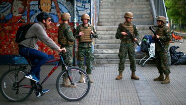 Santiago de Chile, el metro inutilizado y militares en las calles