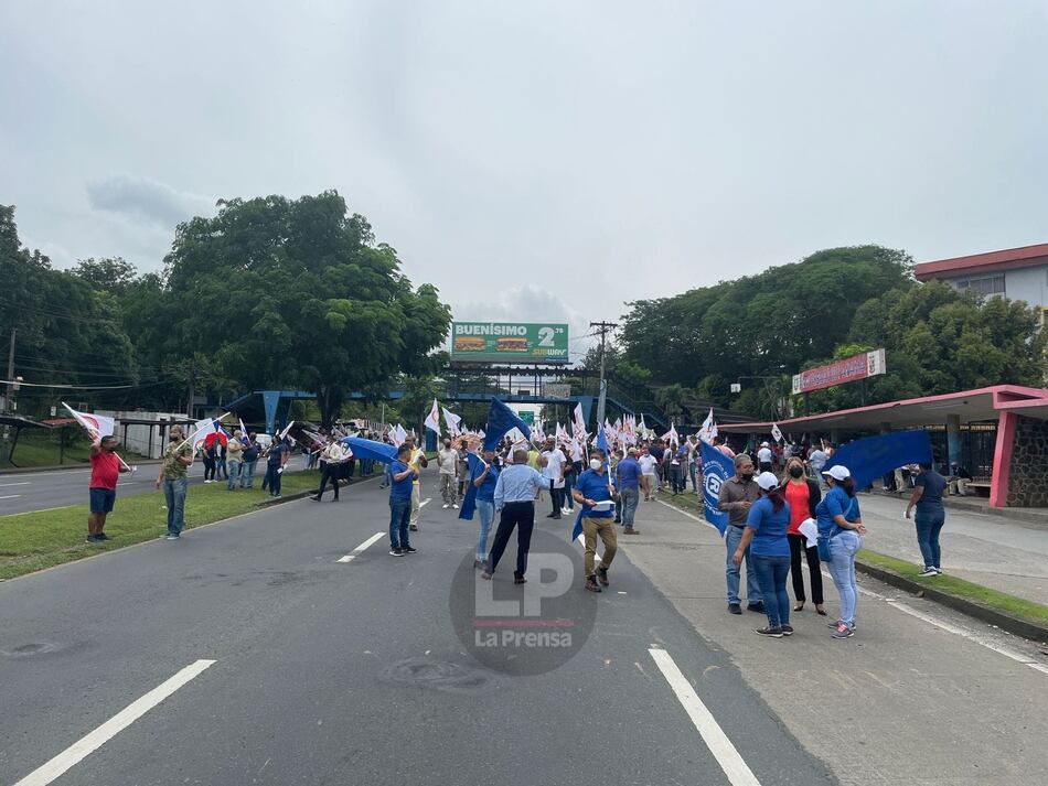 Estudiantes y administrativos bloquean la vía Transístmica, frente a la Universidad de Panamá