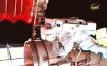 Astronautas del Atlantis comienzan reparaciones
