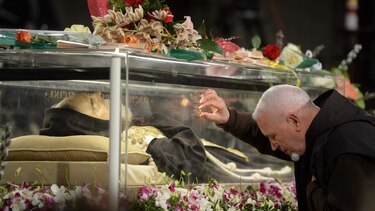 Exponen cuerpo del popular santo italiano Padre Pío