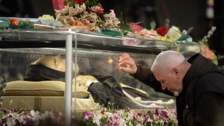 Exponen cuerpo del popular santo italiano Padre Pío