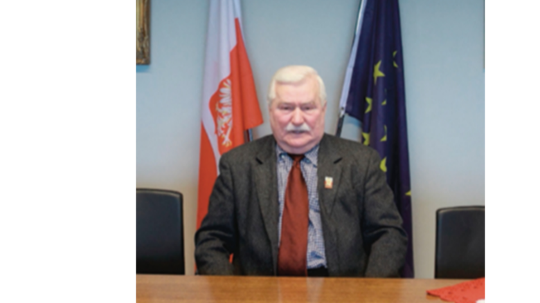 Lech Walesa se despide antes de entrar a cirugía