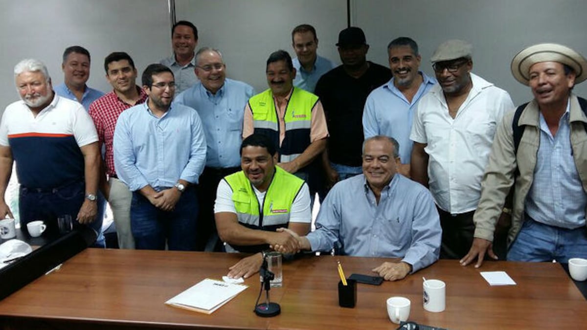 Representantes del Suntracs y Capac firman acuerdo.