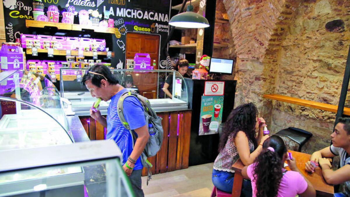 (1) Grandes y chicos se deleitan en La Michoacana. (2) Algunas paletas se combinan con leche, a otras se les añaden decoraciones según el gusto particular del cliente. (3) En Crema y